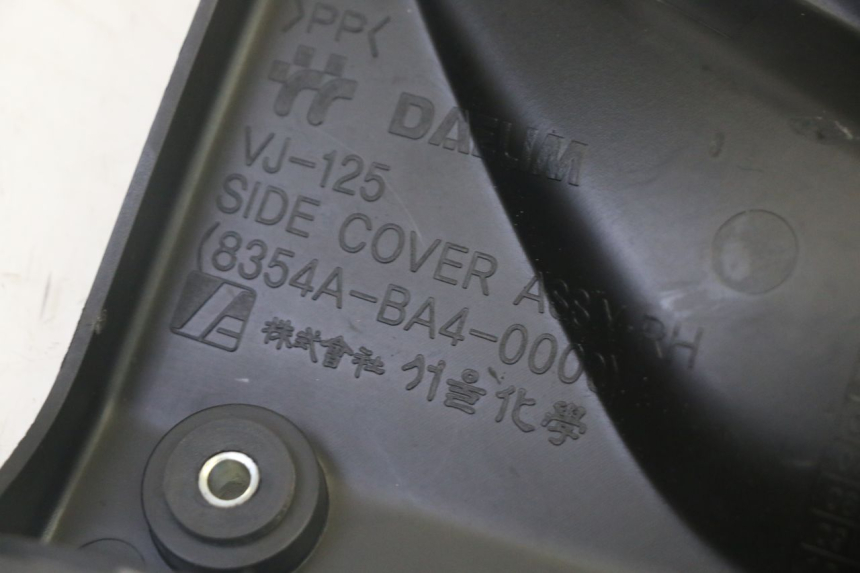photo de RIGHT SIDE SEAT COVER DAELIM VJ ROADWIN FI 125 (2008 - 2017) - Technical close-up