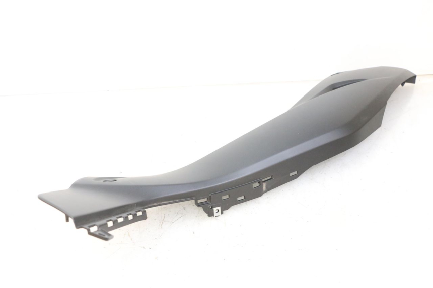 photo de RIGHT UNDERSEAT PANEL YAMAHA XMAX X-MAX 125 (2021 - 2025)