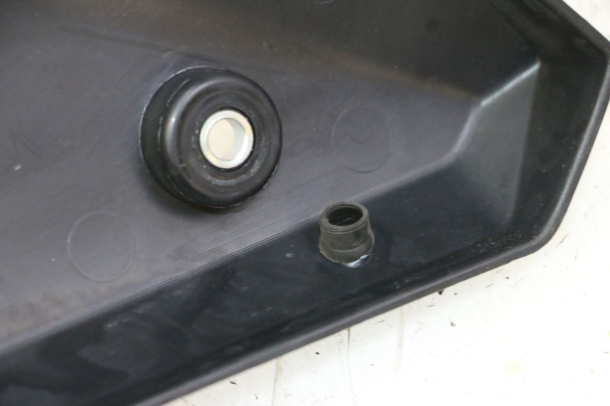 photo de RIGHT UNDERSEAT PANEL YAMAHA XJ6 ABS 600 (2008 - 2016)