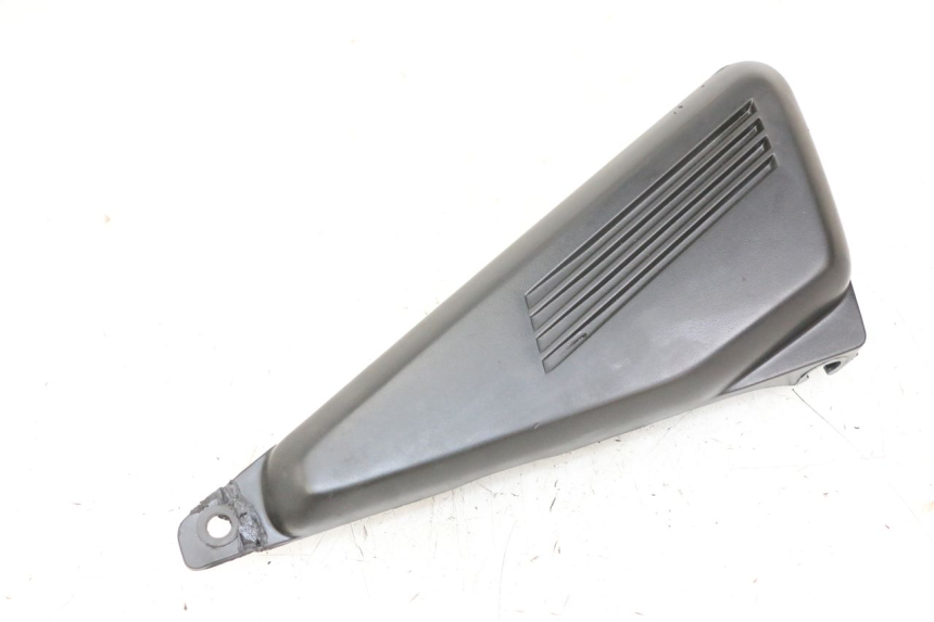 photo de RIGHT UNDERSEAT PANEL YAMAHA FZS FAZER 600 (2001 - 2003)