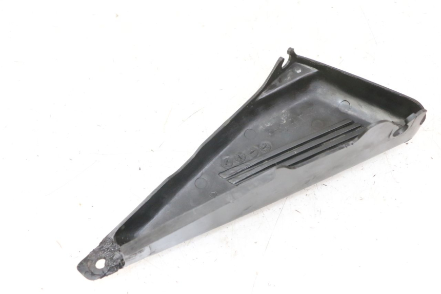 photo de RIGHT UNDERSEAT PANEL YAMAHA FZS FAZER 600 (2001 - 2003)