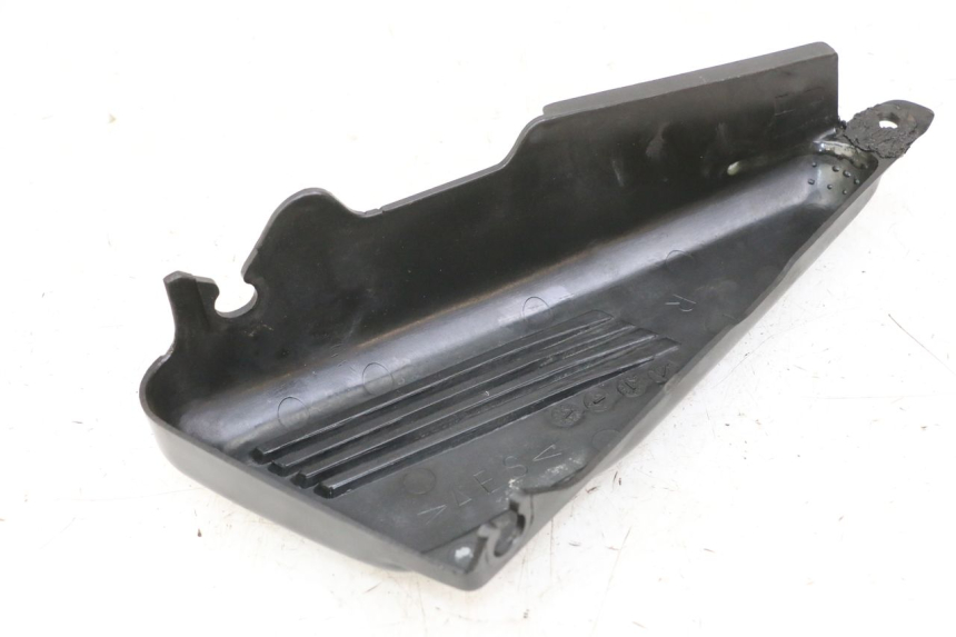 photo de RIGHT UNDERSEAT PANEL YAMAHA FZS FAZER 600 (2001 - 2003)