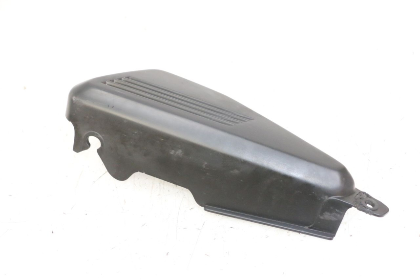 photo de RIGHT UNDERSEAT PANEL YAMAHA FZS FAZER 600 (2001 - 2003)