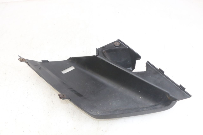 photo de RIGHT SIDE UNDER SEAT COVER YAMAHA X-MAX XMAX 250 (2006 - 2009)