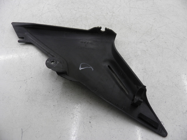 photo de RIGHT UNDERSEAT PANEL YAMAHA XJS DIVERSION 600 (2000 - 2003)