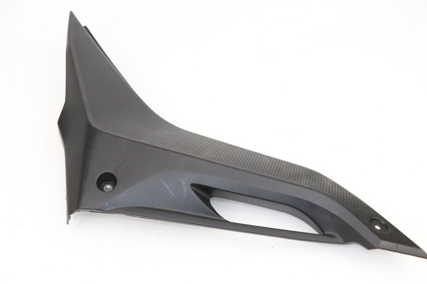 photo de RIGHT UNDERSEAT PANEL YAMAHA YZF R 125 (2008 - 2013)