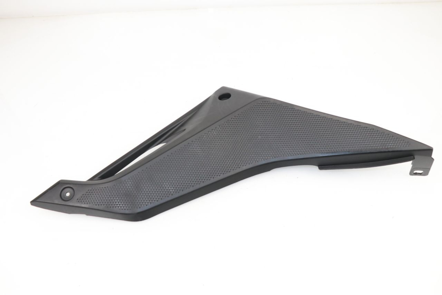 photo de RIGHT UNDERSEAT PANEL YAMAHA YZF R 125 (2008 - 2013)