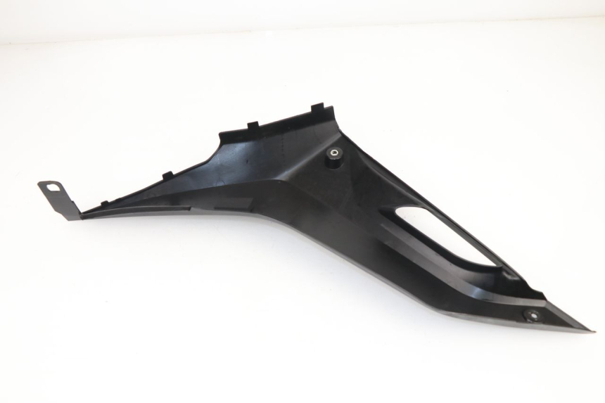 photo de RIGHT UNDERSEAT PANEL YAMAHA YZF R 125 (2008 - 2013)