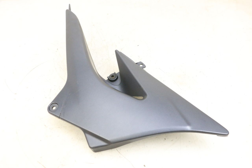 photo de RIGHT UNDERSEAT PANEL KAWASAKI ZR 7 750 (1999 - 2001) - Alternative perspective