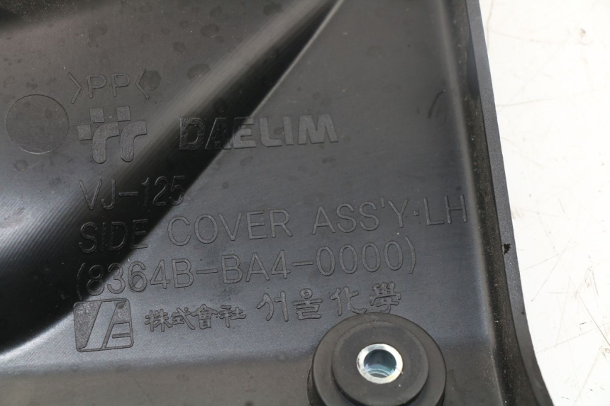 photo de LEFT UNDERSEAT COVER DAELIM VJ ROADWIN FI 125 (2008 - 2017)