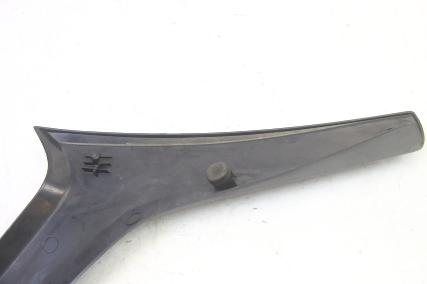 photo de LEFT UNDERSEAT PANEL SUZUKI DL V STROM 1000 (2002 - 2007) - Fixing points details