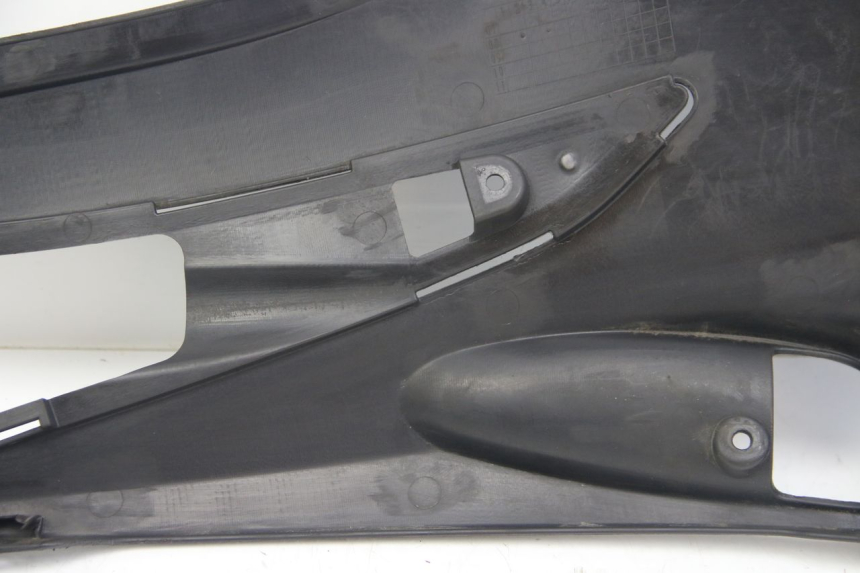 photo de LEFT UNDERSEAT COVER SUZUKI SIXTEEN 125 (2008 - 2010)