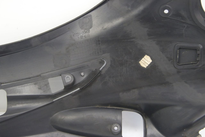 photo de LEFT UNDERSEAT COVER SUZUKI SIXTEEN 125 (2008 - 2010)