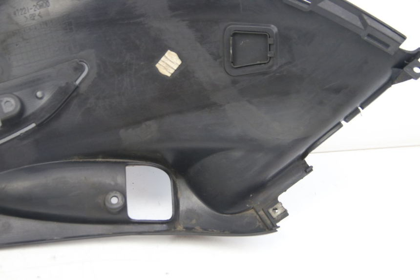 photo de LEFT UNDERSEAT COVER SUZUKI SIXTEEN 125 (2008 - 2010)