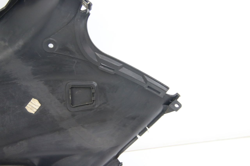 photo de LEFT UNDERSEAT COVER SUZUKI SIXTEEN 125 (2008 - 2010)