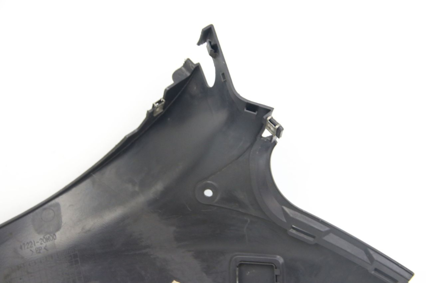 photo de LEFT UNDERSEAT COVER SUZUKI SIXTEEN 125 (2008 - 2010)