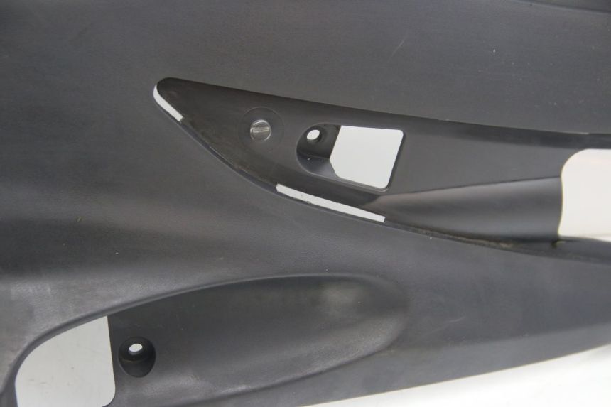 photo de LEFT UNDERSEAT COVER SUZUKI SIXTEEN 125 (2008 - 2010)