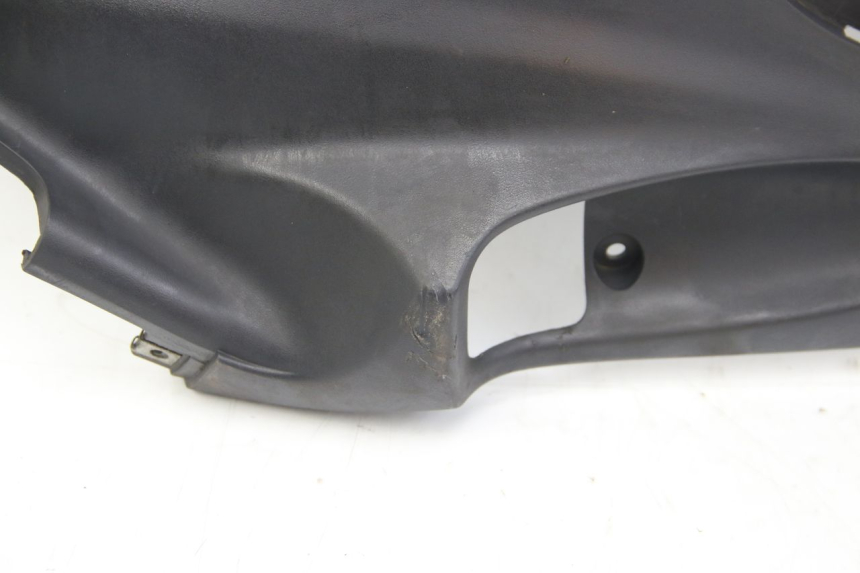 photo de LEFT UNDERSEAT COVER SUZUKI SIXTEEN 125 (2008 - 2010)