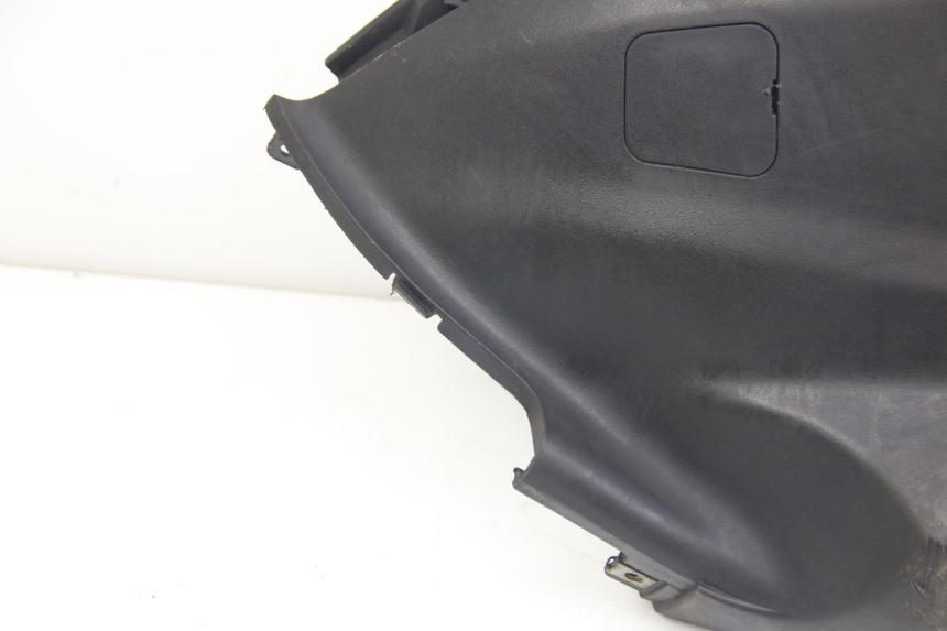 photo de LEFT UNDERSEAT COVER SUZUKI SIXTEEN 125 (2008 - 2010)