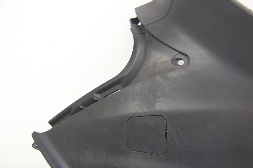 photo de LEFT UNDERSEAT COVER SUZUKI SIXTEEN 125 (2008 - 2010)