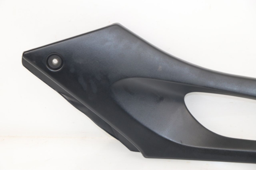 photo de LEFT UNDERSEAT COVER SUZUKI XF FREEWIND 650 (1997 - 2003)