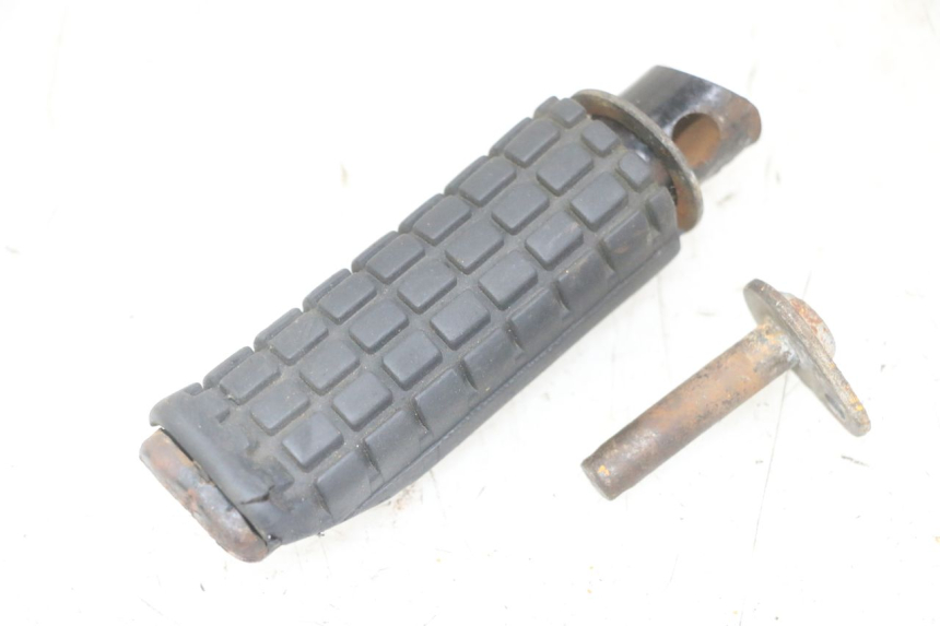 photo de REAR RIGHT FOOTREST HONDA CBF 500 (2004 - 2007)