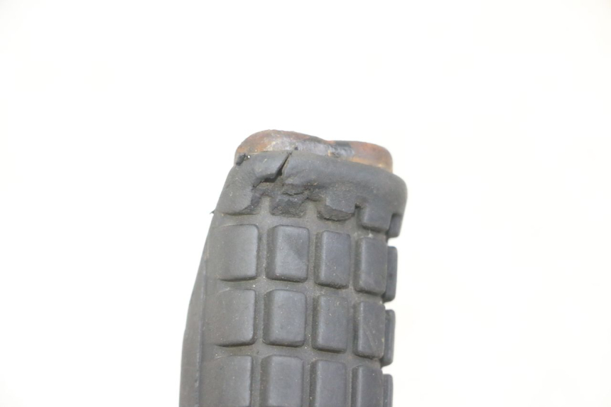 photo de REAR RIGHT FOOTREST HONDA CBF 500 (2004 - 2007)