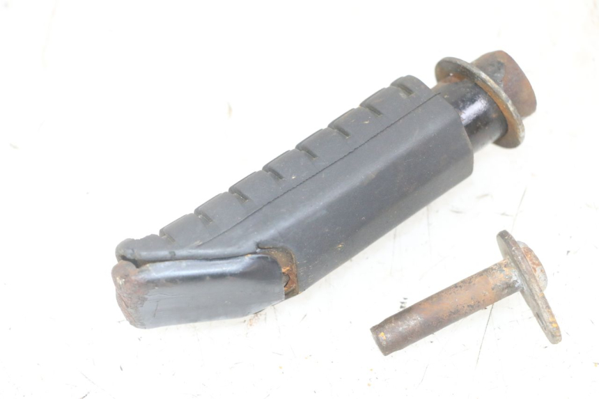 photo de REAR RIGHT FOOTREST HONDA CBF 500 (2004 - 2007)
