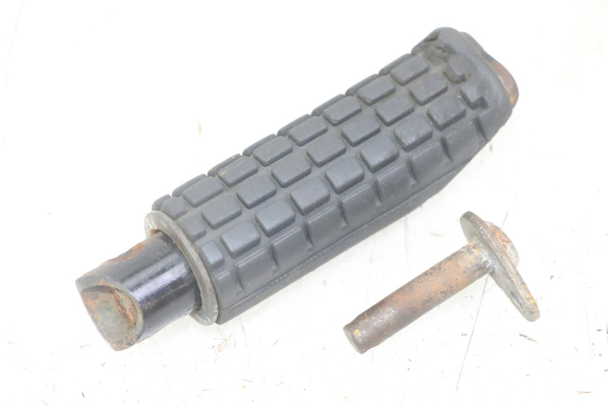 photo de REAR RIGHT FOOTREST HONDA CBF 500 (2004 - 2007)
