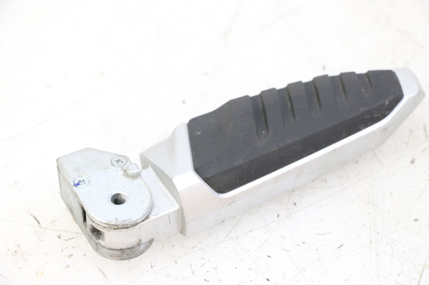 photo de REAR RIGHT FOOTREST SYM JOYMAX 125 (2010 - 2017)