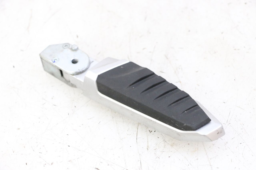 photo de REAR RIGHT FOOTREST SYM JOYMAX 125 (2010 - 2017)