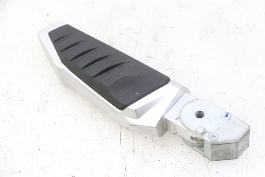 photo de REAR RIGHT FOOTREST SYM JOYMAX 125 (2010 - 2017)