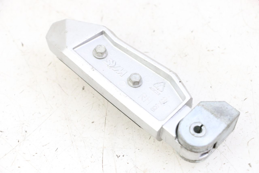 photo de REAR RIGHT FOOTREST SYM JOYMAX 125 (2010 - 2017)