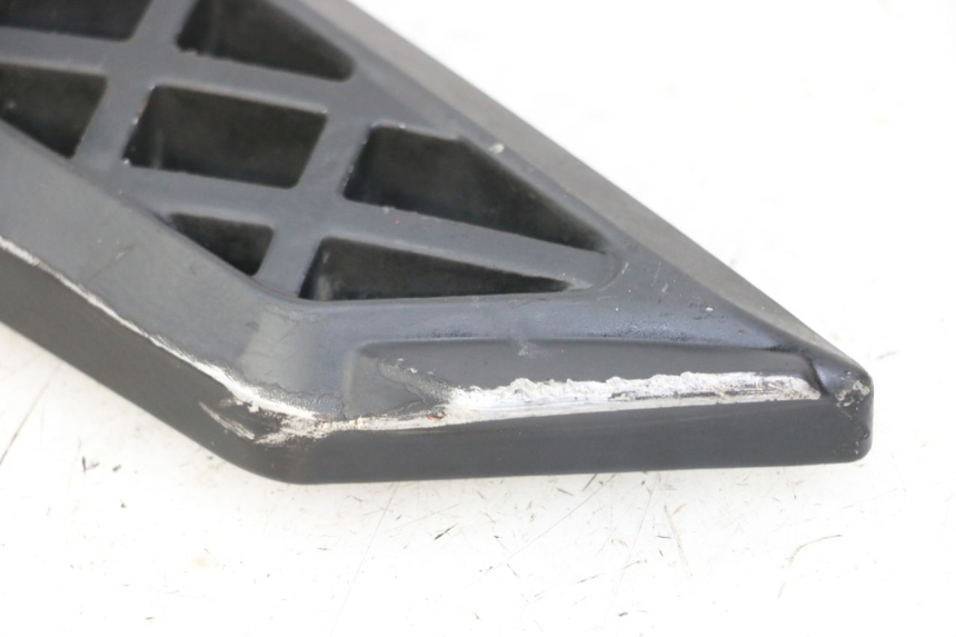 photo de REAR RIGHT FOOTREST PEUGEOT KISBEE 4T 50 (2018 - 2022)