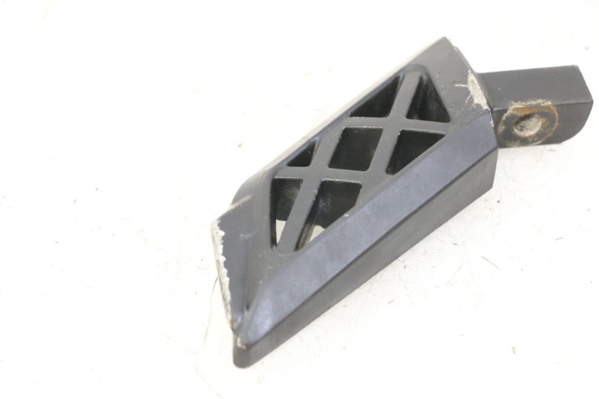 photo de REAR RIGHT FOOTREST PEUGEOT KISBEE 4T 50 (2018 - 2022)