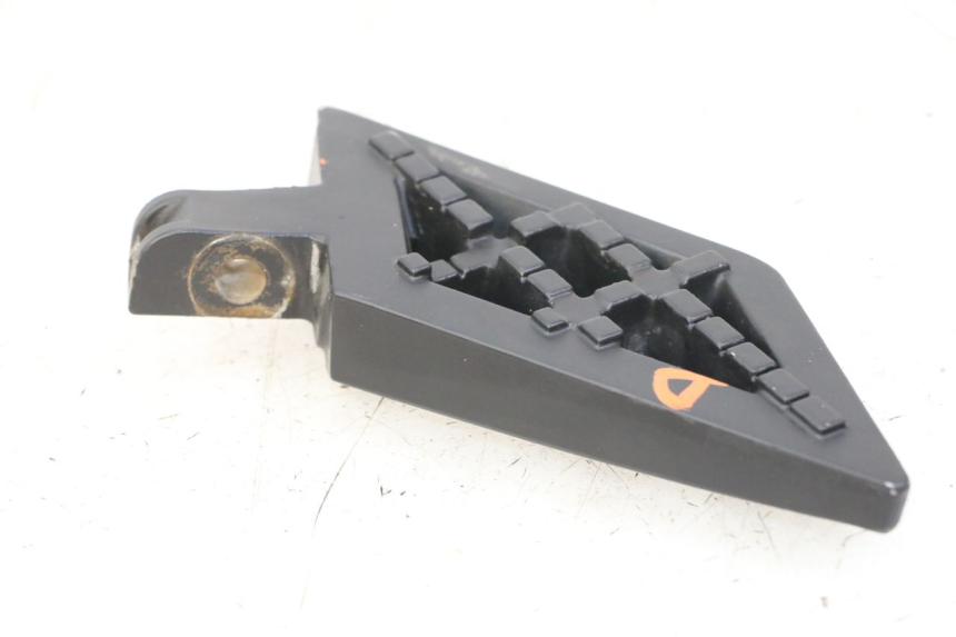 photo de REAR RIGHT FOOTREST PEUGEOT KISBEE 4T 50 (2018 - 2022)