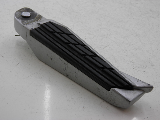photo de REAR RIGHT FOOTREST KYMCO XCITING RI ABS 500 (2010)