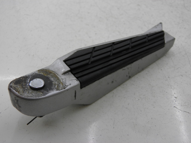 photo de REAR RIGHT FOOTREST KYMCO XCITING RI ABS 500 (2010)