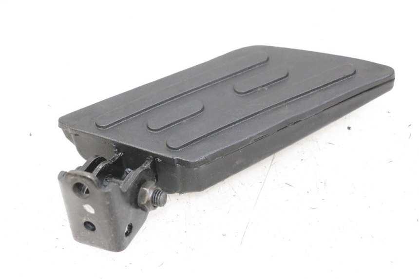 photo de RIGHT REAR FOOTREST PEUGEOT KISBEE 4T 50 (2010 - 2017)