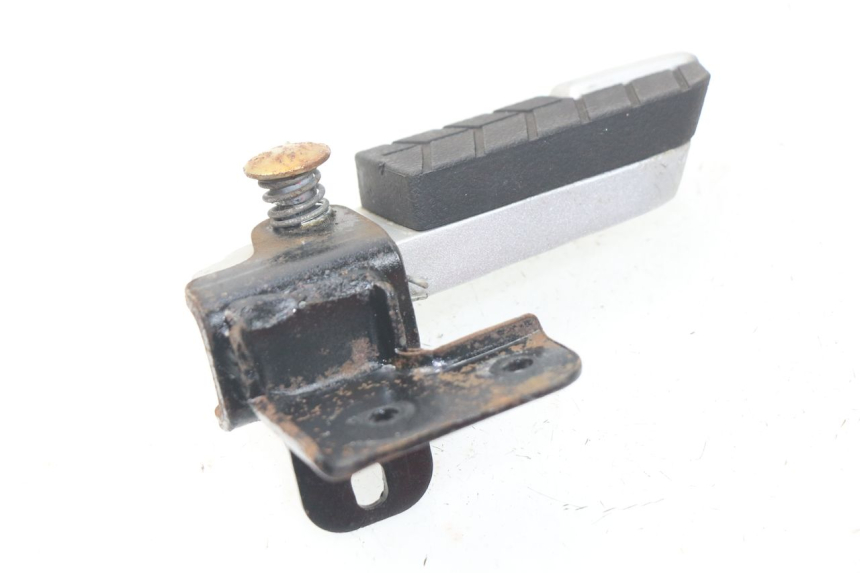 photo de REAR RIGHT FOOTREST DAELIM S3 125 (2010 - 2017)