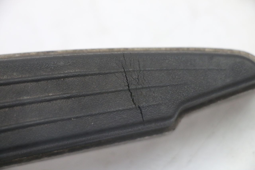 photo de REAR RIGHT FOOTREST PEUGEOT SATELIS 125 (2010 - 2012)