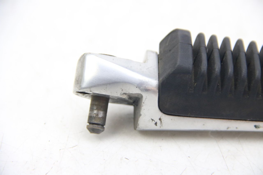 photo de RIGHT REAR FOOTREST SUZUKI SIXTEEN 125 (2008 - 2010)