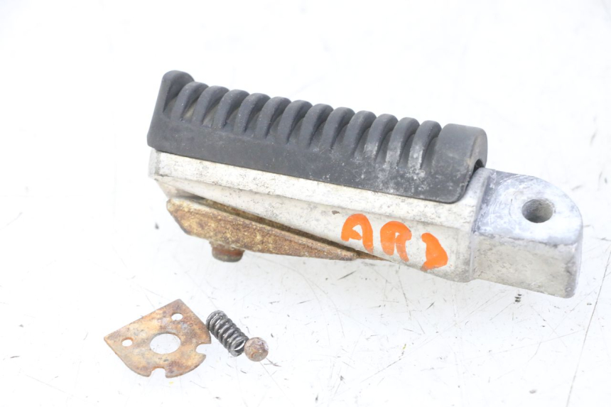 photo de REAR RIGHT FOOTREST YAMAHA XJ6 ABS 600 (2008 - 2016)