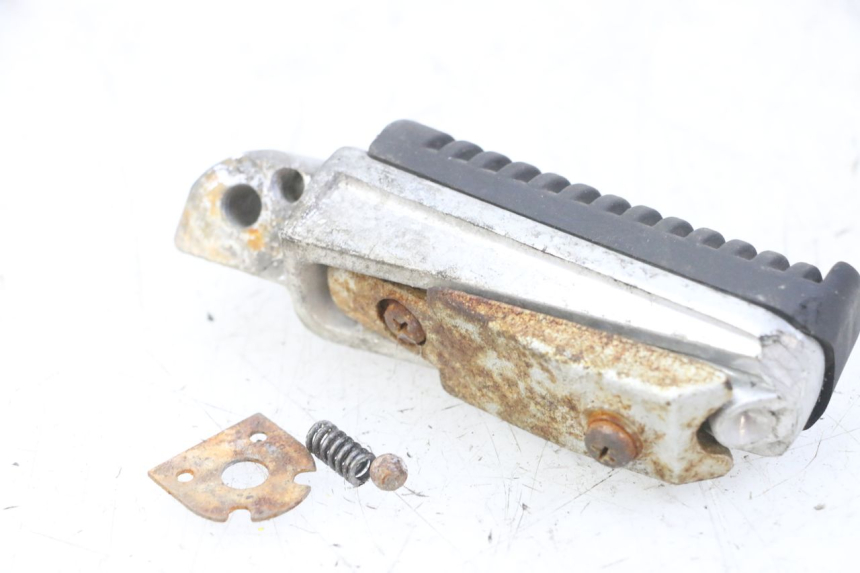photo de REAR RIGHT FOOTREST YAMAHA XJ6 ABS 600 (2008 - 2016)