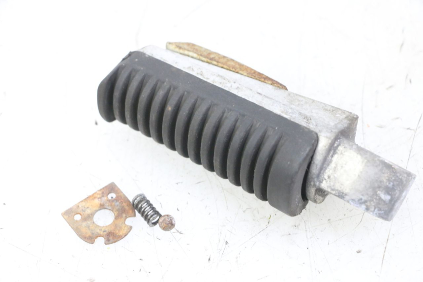 photo de REAR RIGHT FOOTREST YAMAHA XJ6 ABS 600 (2008 - 2016)