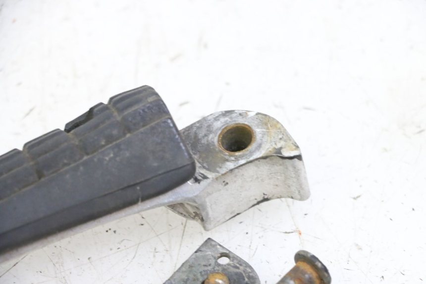 photo de REAR RIGHT FOOTREST YAMAHA XJN DIVERSION 600 (2000 - 2003)