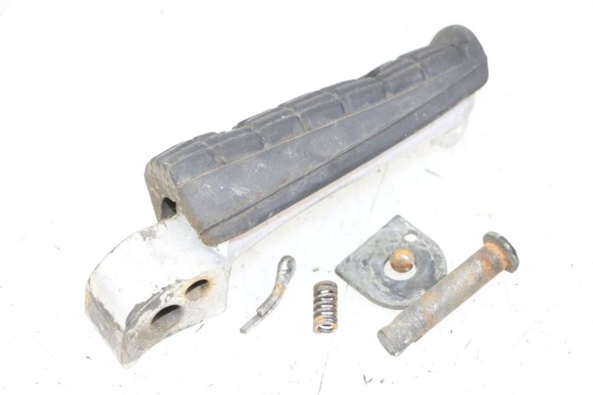 photo de REAR RIGHT FOOTREST YAMAHA XJN DIVERSION 600 (2000 - 2003)