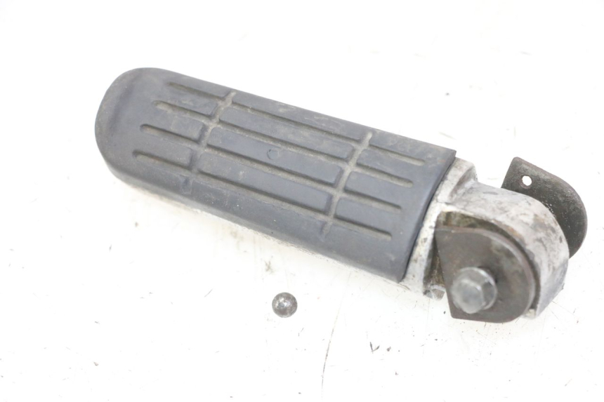 photo de REAR RIGHT FOOTREST YAMAHA FZS FAZER 600 (2001 - 2003)