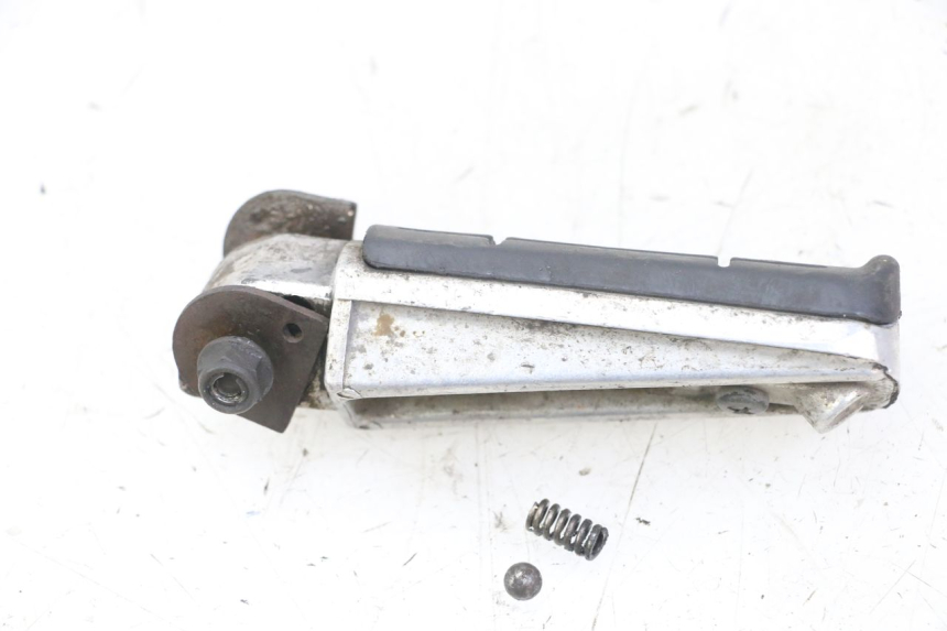 photo de REAR RIGHT FOOTREST YAMAHA FZS FAZER 600 (2001 - 2003)