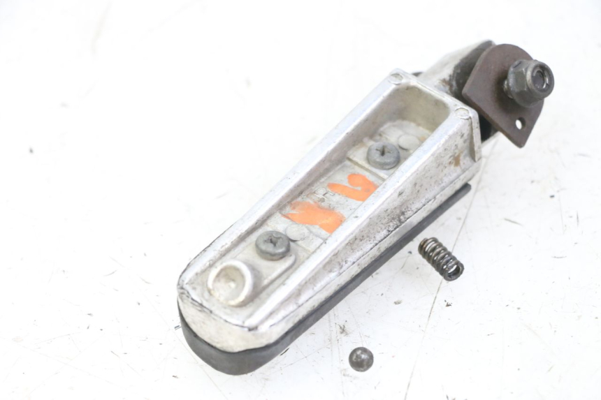 photo de REAR RIGHT FOOTREST YAMAHA FZS FAZER 600 (2001 - 2003)